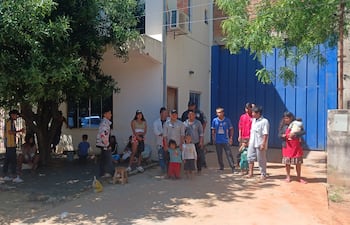 El grupo de nativos se instaló frente al depósito del Indi en Coronel Oviedo.