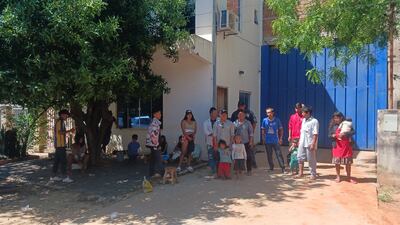 El grupo de nativos se instaló frente al depósito del Indi en Coronel Oviedo.