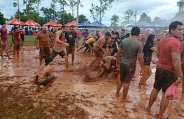 El embajador británico, Ramím Navai, disfrutando del barro en Nueva Londres.
