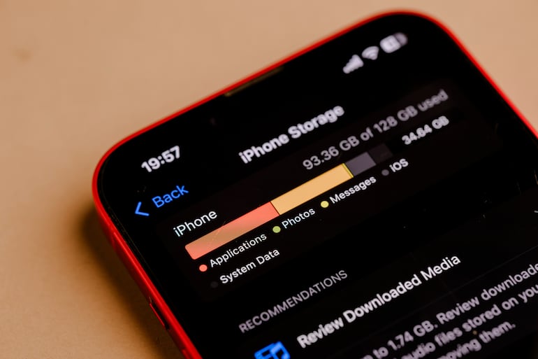 Concepto de almacenamiento lleno o casi lleno en el celular.