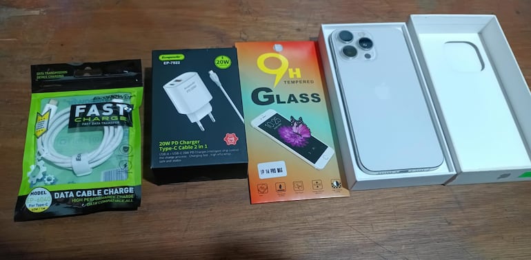 El celular y los accesorios que intentaron robar.