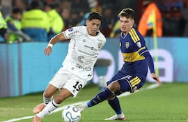 Héctor López Gayoso (20 años), volante ofensivo se Recoleta FC, maniobra ante Kevin Zenón, durante el partido de ida, disputado en el estadio de Huracán, con victoria de Boca Juniors por 3-1.