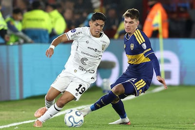 Héctor López Gayoso (20 años), volante ofensivo se Recoleta FC, maniobra ante Kevin Zenón, durante el partido de ida, disputado en el estadio de Huracán, con victoria de Boca Juniors por 3-1.
