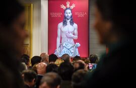 ¿Un Cristo “afeminado"? Conservadores atacan cartel de Semana Santa de Sevilla.