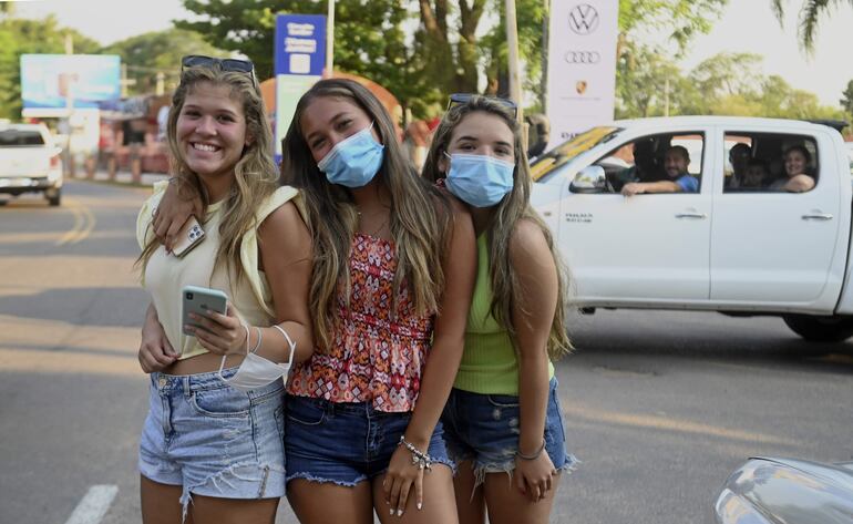 Las chicas con el outfit del verano, relajadas.