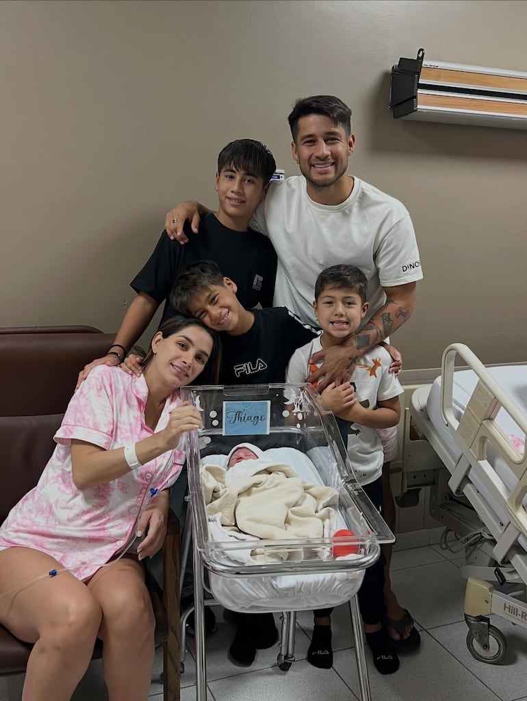 El recién nacido Thiago rodeado del amor de sus papis Stephi Ríos e Iván Torres, y sus hermanitos Elías, Emmanuel y Piero. (Instagram/Iván Torres)