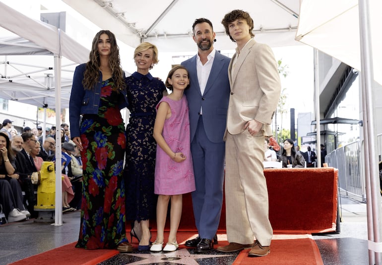 Noah Wyle rodeado del amor de su familia en el Paseo de la Fama de Hollywood durante la ceremonia en su honor. (EFE/EPA/TED SOQUI)