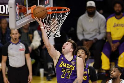 Los Ángeles Lakers, con 21 puntos y catorce rebotes del esloveno Luka Doncic, arrollaron a los San Antonio Spurs.