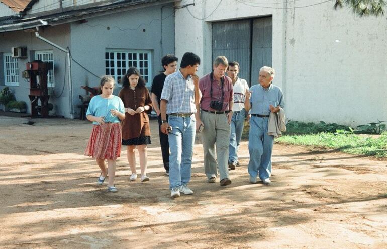 Aliria, Silvia y Francisco Roa Giménez (al fondo), hijos de Augusto Roa Bastos e Iris Giménez, recorriendo la azucarera Iturbe con su padre en 1997.