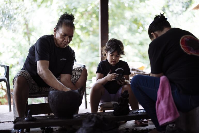 Los conocimientos para la fabricación de utensilios de ñai'upo se transmiten de generación a generación.