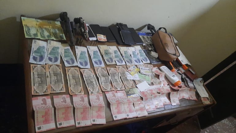 Parte de las evidencias y las armas que fueron encontradas por la Policía en poder de los cinco sospechosos.