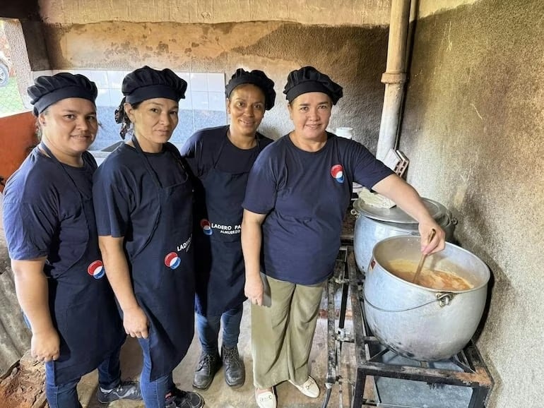 Precaria cocina en una escuela de Arroyos y Esteros.