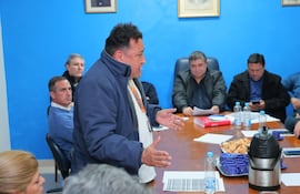 Francisco Arrúa (de pie), presidente del Partido Yo Creo, habla ante otros titulares partidarios en la reunión convocada por el presidente del PLRA, Alcides Riveros (fondo).
