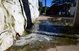 El agua servida que se filtra del Colegio Nacional Vicepresidente Sánchez, afecta a toda la cuadra. El hedor es insoportable.