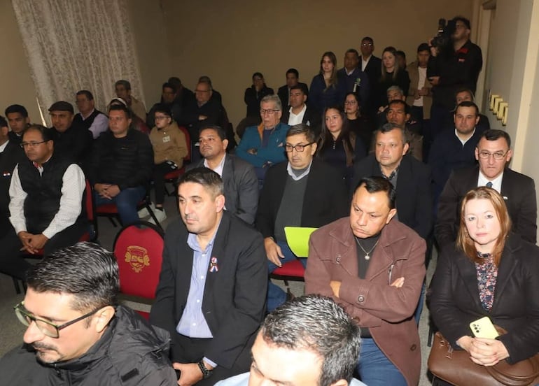 Participantes del acto de la firma del convenio de Cooperación Interinstitucional entre la Gobernación de Cordillera, la Unión del Fútbol del Interior.