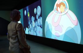 Un visitante observa un video proyectado durante la presentación para medios de PONYO de Studio Ghibli en el Academy Museum, en Los Ángeles, el 12 de febrero de 2026.