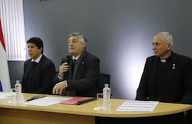 De izquierda a derecha: Hermenegildo Cohene, vicepresidente del Cones, Luis Ramírez, presidente del Cones y ministro de Educación y el presbítero Cristino Bonhert, secretario general del Consejo.