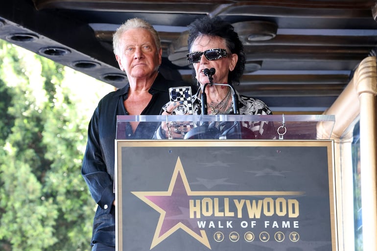 El músico australiano Russell Hitchcock, homenajeado en la ocasión, habla desde el escenario durante la ceremonia de entrega de la estrella en el Paseo de la Fama de Hollywood en honor a Air Supply. (VALERIE MACON / AFP)