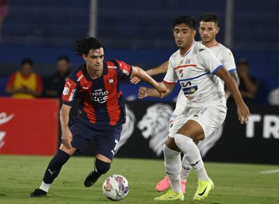 Alan Soñora trata de llevarse el balón y generar una llegada de Cerro Porteño