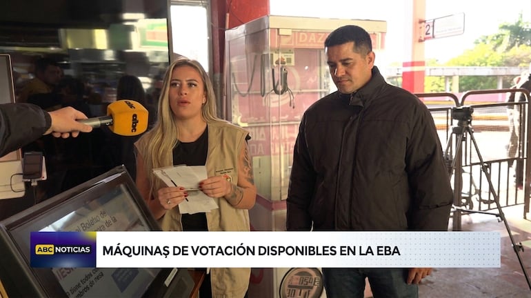 Funcionarios del TSJE brindan detalles de cómo utilizar las máquinas de votación a un equipo de ABC TV. Foto: captura de pantalla.