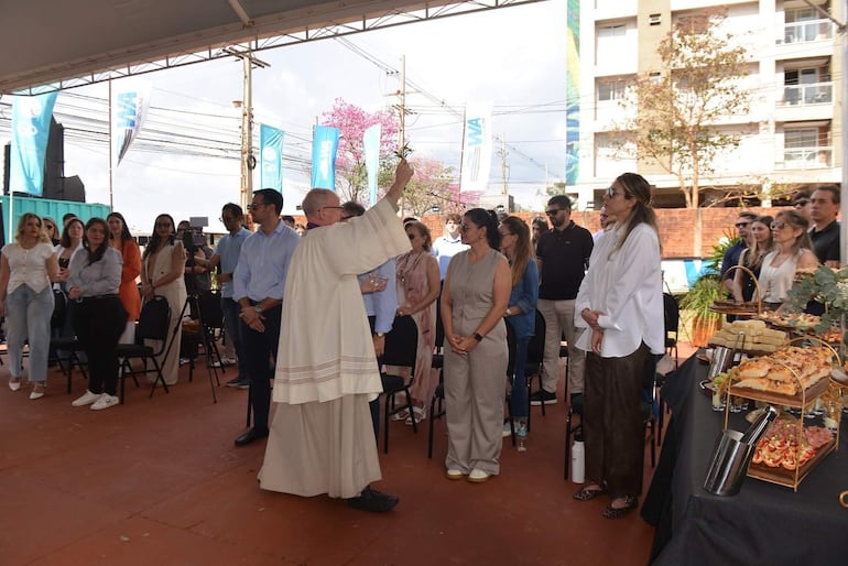 La palada inicial del edificio Rise Green Paraná contó con bendición sacerdotal.