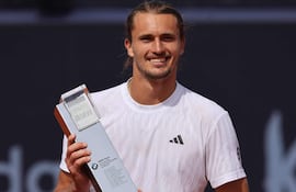 El alemán Alexander Zverev (28 años) luciendo el tradicional Bavarian leather trousers posa con su trofeo en Múnich y festejó su ascenso en ranking ATP.