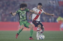 Juan Fernando Quintero (d) de River Plate disputa el balón con Iván Franco de Libertad este jueves, durante un partido de los octavos de final de la Copa Libertadores entre River Plate y Libertad en el estadio Monumental, en Buenos Aires (Argentina).