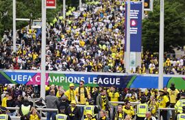 Los aficionados en los alrededores del estadio de Wembley antes de la final de la Champions League entre el Borussia Dortmund y el Real Madrid en Londres.
