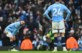 Los jugadores del Manchester City lamentan un nuevo partido sin triunfo al empatar 1-1 con Everton por la fecha 18 de la Premier League en el estadio Etihad Stadium, en Manchester.