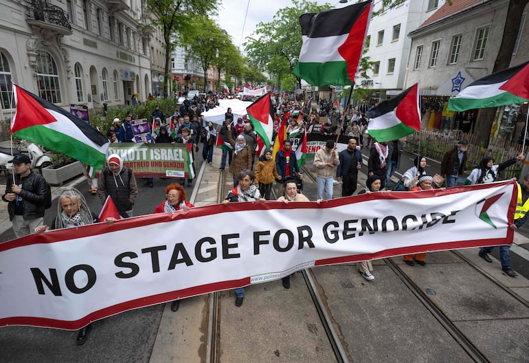 Una de las protestas que se realizó en Viena, con banderas palestinas, en contra de la participación de Israel en el festival Eurovisión.