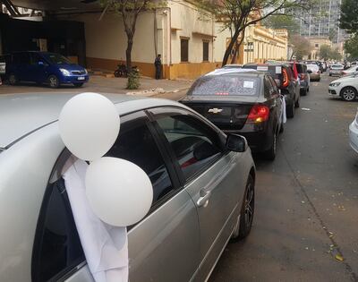 Fila de vehículos frente a la Catedral de Asunción en la mañana de este domingo.