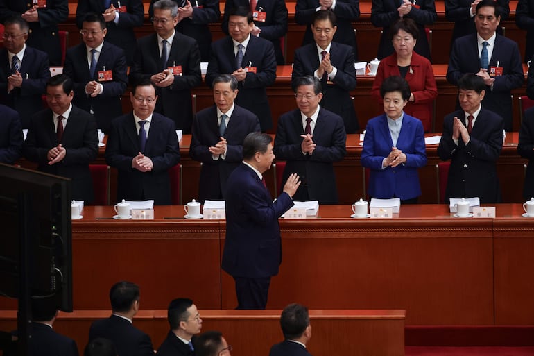 El presidente chino Xi Jinping (C) saluda a los miembros del Partido Comunista, en Pekín, duran la denominada "Dos sesiones".