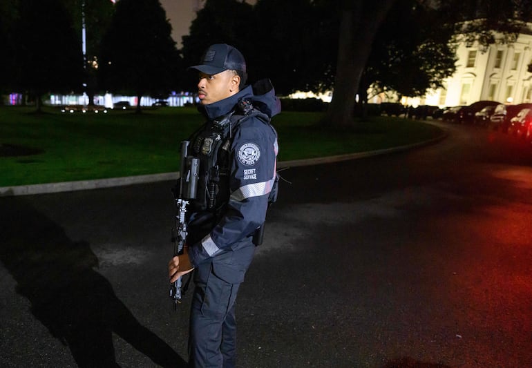 Un agente del Servicio Secreto fuera de la Casa Blanca, en Washington, ayer sábado.