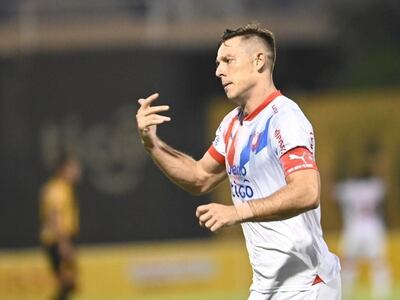 El argentino Diego Churín, futbolista de Cerro Porteño, celebra un gol en el partido ante Guaraní por la octava fecha del torneo Apertura 2024 del fútbol paraguayo en el estadio Rogelio Silvino Livieres, en Asunción, Paraguay.