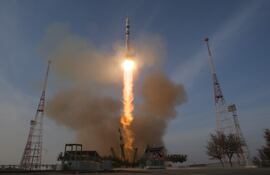 El cohete propulsor ruso Soyuz-2.1a que transporta la nave espacial Soyuz MS-28 despega del cosmódromo de Baikonur el 27 de noviembre de 2025.