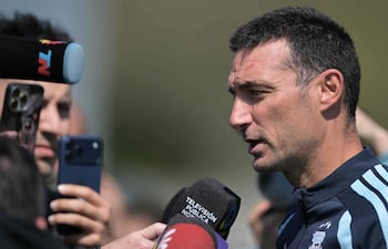El seleccionador de Argentina, Lionel Scaloni, habla con la prensa tras una sesión de entrenamiento en el predio de la Asociación del Fútbol Argentino (AFA) en Ezeiza, provincia de Buenos Aires.