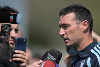 El seleccionador de Argentina, Lionel Scaloni, habla con la prensa tras una sesión de entrenamiento en el predio de la Asociación del Fútbol Argentino (AFA) en Ezeiza, provincia de Buenos Aires.