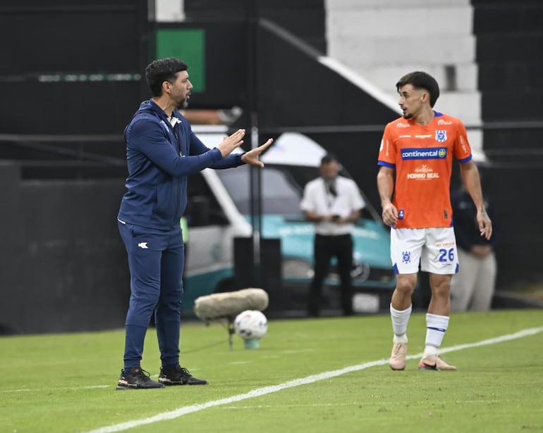 El entrenador de Sportivo 2 de Mayo, Eduardo Ledesma brinda indicaciones al extremo Sergio Fretes, en el duelo ante Libertad, disputado en el estadio La Huerta.