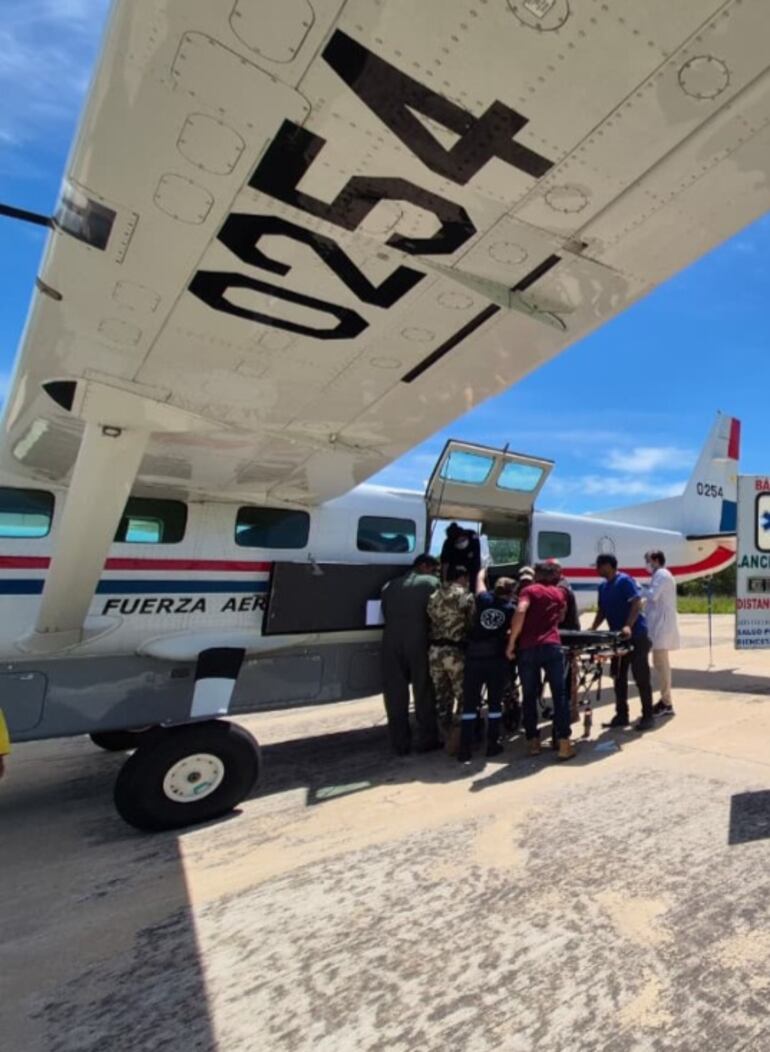 Evacuación de paciente a bordo de avión militar desde Fuerte Olimpo.