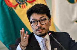 El ministro boliviano de Exteriores, Fernando Aramayo, habla durante una rueda de prensa, en La Paz (Bolivia).