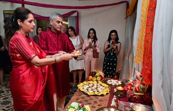 El embajador de India en Paraguay, Yogeshwar Sangwan y madame Indu Chahar, realizan una ofrenda durante el Diwali.