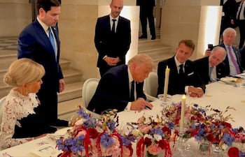 Captura de un video difundido en la cuenta en X @Scavino47 del asesor presidencial Dan Scavino del presidente de Estados Unidos, Donald Trump, firmando el acuerdo con Irán junto a su homólogo de Francia Emmanuel Macron este miércoles, en el Palacio de Versalles (Francia).
