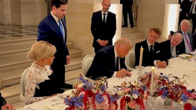 Captura de un video difundido en la cuenta en X @Scavino47 del asesor presidencial Dan Scavino del presidente de Estados Unidos, Donald Trump, firmando el acuerdo con Irán junto a su homólogo de Francia Emmanuel Macron este miércoles, en el Palacio de Versalles (Francia).