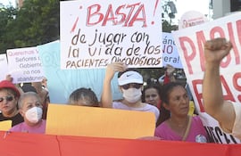 Una paciente oncológica levanta un cartel en una de la tantas manifestaciones realizadas para exigir medicamentos contra el cáncer.