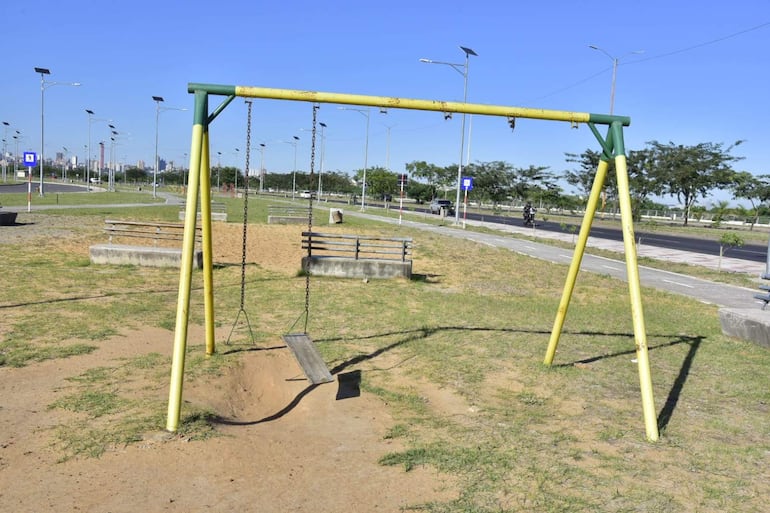 Millonario parque en ruinas: ¿Llevarías a tus hijos a jugar a la Costanera Norte de Asunción? Millonario parque en ruinas: ¿Llevarías a tus hijos a jugar a la Costanera Norte de Asunción?