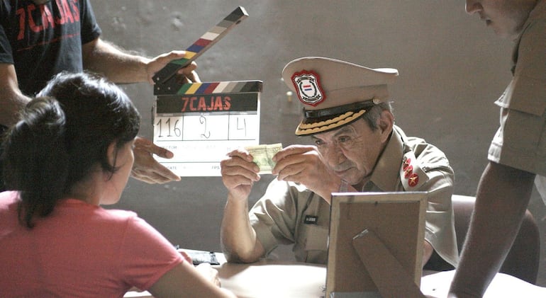 Tito Jara Román interpretando al comisario el rodaje de la película "7 Cajas", de Tana Schémbori y Juan Carlos Maneglia.