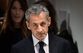Nicolas Sarkozy en una foto de archivo. De fondo, su esposa, la cantante italiana Carla Bruni.