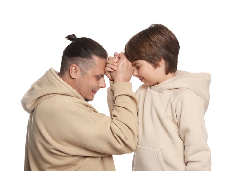 Concepto de hermanos con gran diferencia de edad.