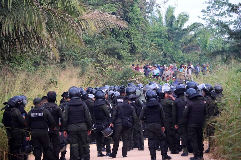 Integrantes de la Policía de Bolivia controlan a manifestantes durante un bloqueo.