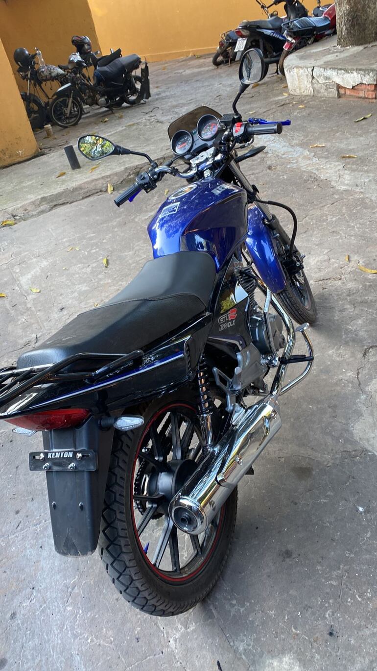 Moto recuperada por efectivos policiales.